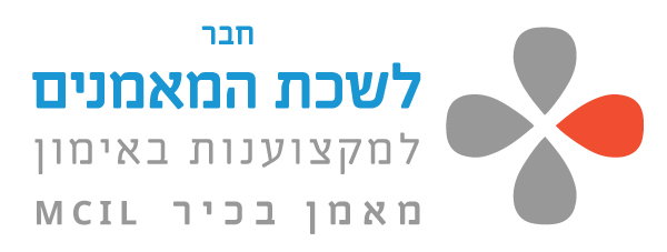 מאמנת בכירה
