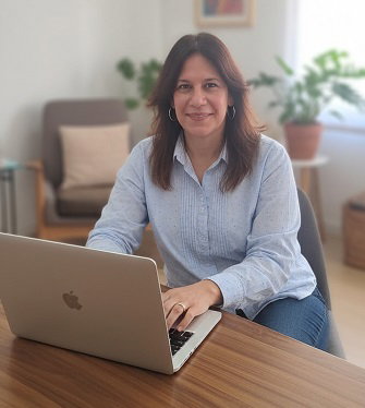 גלית קדמי ביבר יועצת זוגית ומאמנת אישית לחיים עובדת על מחשב